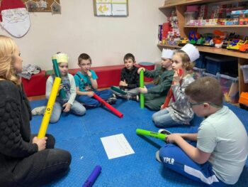 Dzieci z Oddziału Przedszkolnego Starszego znalazły się w świecie kolorowej muzyki – zabawy przy użyciu Bum Bum Rurek 🙂