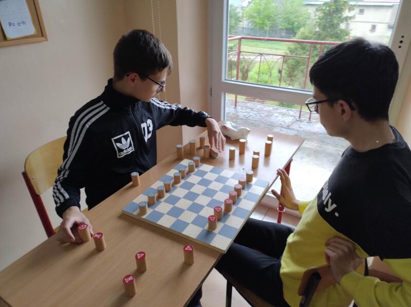 Warcaby /szachy  – rozwijamy myślenie strategiczne i taktyczne