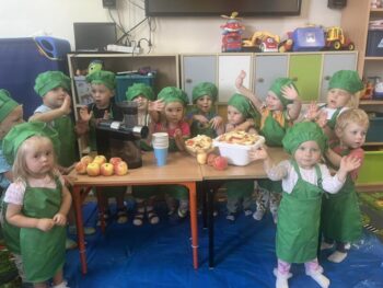 Kuchcikowo w Punkcie Przedszkolnym – przedszkolaki wykonały pyszne soki jabłkowe – korzystamy z sezonu na jabłka 🍎🍏🍎