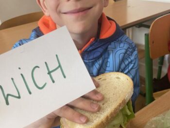 „Healthy food” 🍲 Klasa 4a wykonała kolejne zadanie w Ogólnopolskim Projekcie Edukacyjnym „Angielski jest Fun-tastyczny”